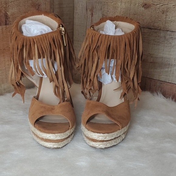 Mark Fringe Wedges - Picture 2 of 9